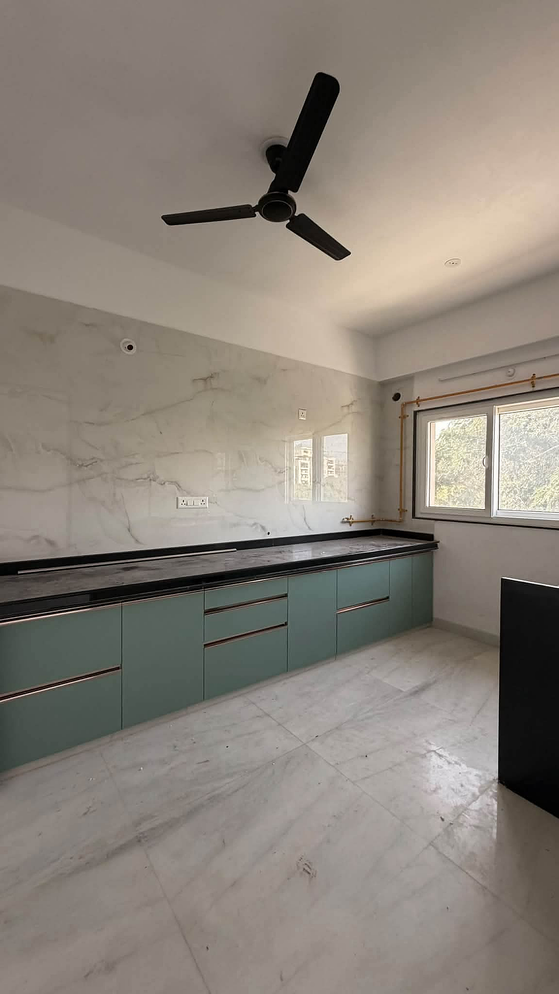 A well-maintained 3 BHK in a new building, ideal for families looking for a comfortable home in a prime Navratan locatio